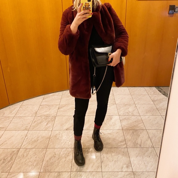 Meet your Posher, Caitlin - Picture 1 of 4